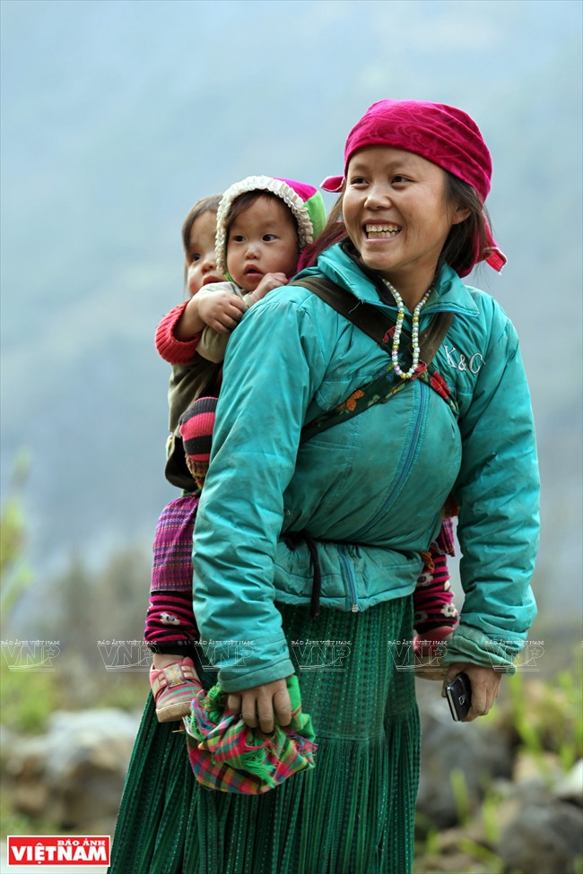 Người dân vui vẻ đi bộ trên đèo Mã Pí Lèng. (Ảnh: Tất Sơn/Báo ảnh Việt Nam)