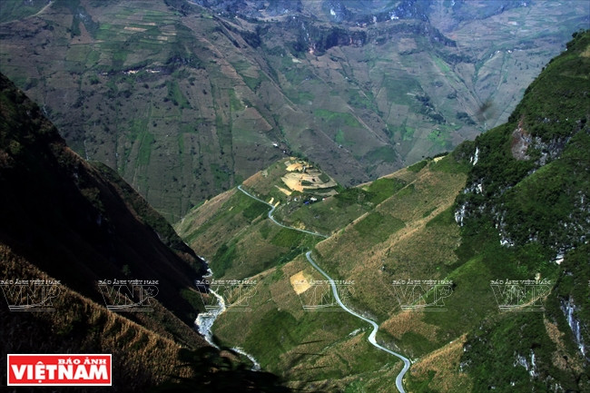 Đứng trên đèo du khách có thể ngắm nhìn dòng sông Nho Quế chạy qua. (Ảnh: Trịnh Bộ/Báo ảnh Việt Nam)