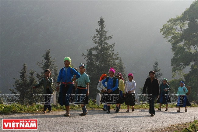 Từ khi xây dựng vào năm 1965, cung đường đã tạo điều kiện thuận lợi cho bà con dân tộc thiểu số. (Ảnh: Tất Sơn/Báo ảnh Việt Nam)