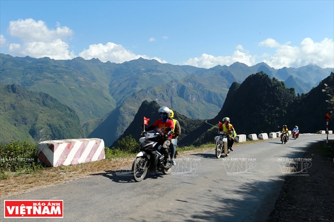 Nhiều du khách chọn xe máy là phương tiện ngắm cảnh đèo Mã Pí Lèng. (Ảnh: Hoàng Hà/Báo ảnh Việt Nam)