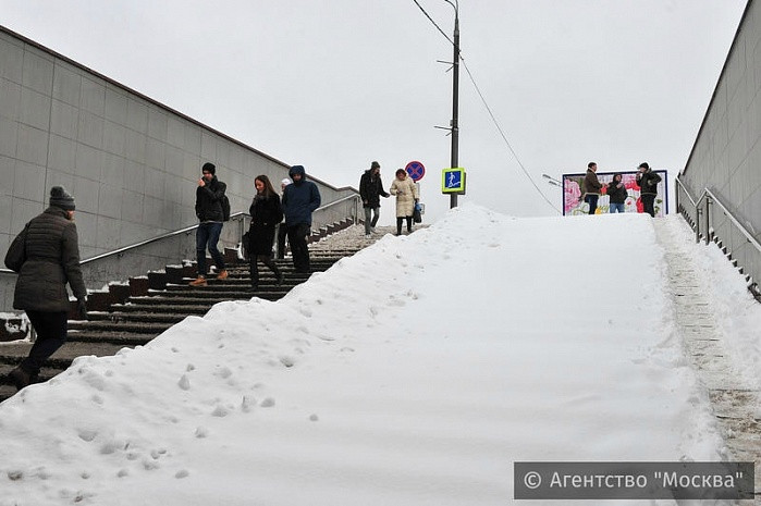 Công nhân và các phương tiện dọn tuyết đã phải làm việc hết tốc lực suốt đêm qua.