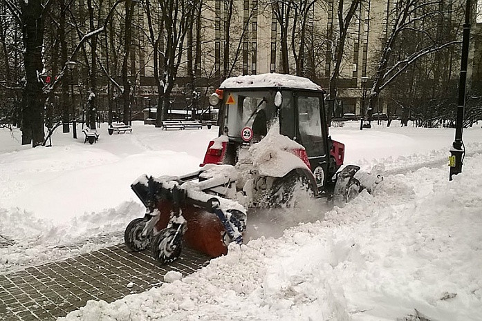 Tuyết rơi nhiều, phủ trắng xóa những nóc nhà, cây cối. Và những con đường giao thông ở Moskva cũng không phải là ngoại lệ. (Nguồn: Báo Độc lập)