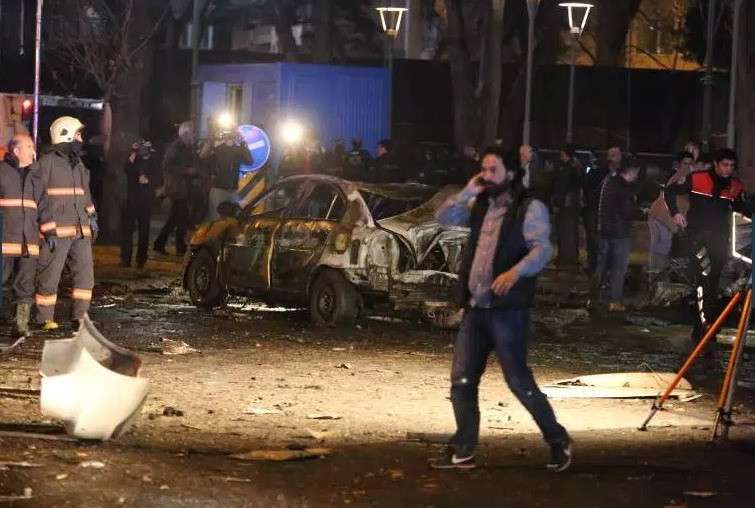 các phương tiện truyền thông sở tại cho biết vụ nổ bom xảy ra khi một xe ôtô đâm vào một xe buýt, khiến nhiều phương tiện bốc cháy. (Nguồn: Getty)