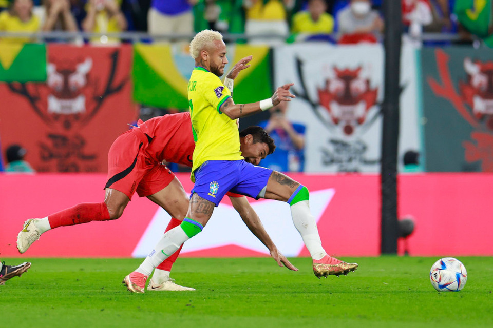 Tiền đạo Brazil Neymar trong pha tranh bóng với cầu thủ Hàn Quốc. (Ảnh: Hải An/Vietnam+)