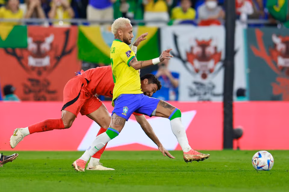 Tiền đạo Brazil Neymar trong pha tranh bóng với cầu thủ Hàn Quốc. (Ảnh: Hải An/Vietnam+)