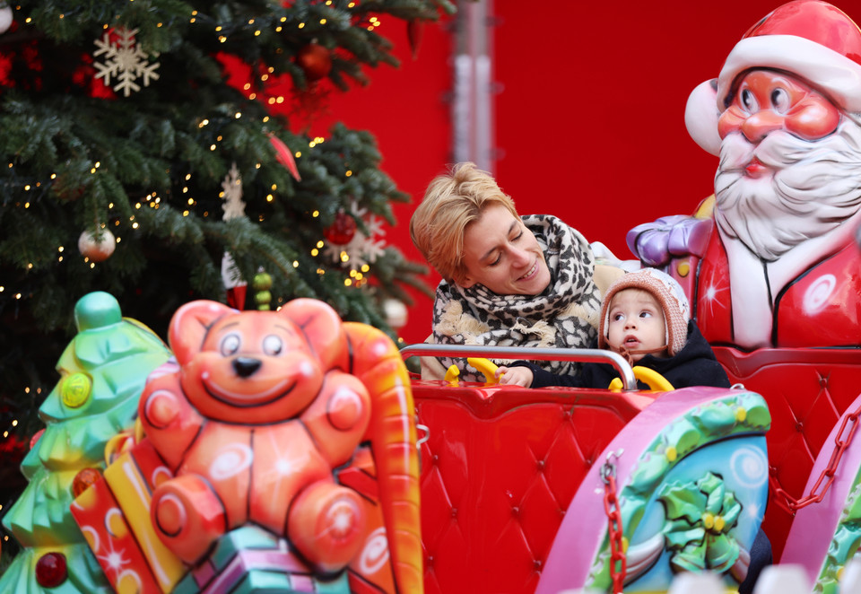 Người dân thăm Chợ Giáng sinh ở Paris, Pháp. (Ảnh: THX/TTXVN)