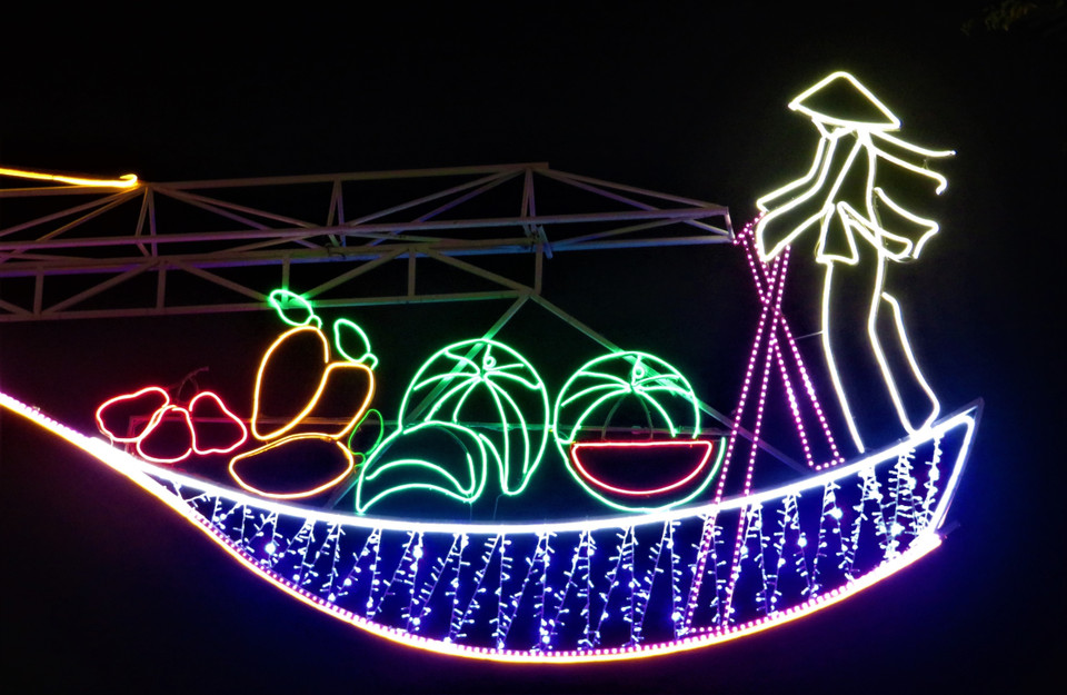 Hình ảnh tái hiện Chợ nổi Cái Răng của đường đèn nghệ thuật Cần Thơ mừng Xuân mới. (Ảnh: Ánh Tuyết/TTXVN)