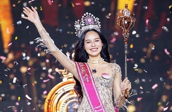 Tối 23/12, Chung kết Hoa hậu Việt Nam 2022 diễn ra sôi nổi tại Nhà thi đấu Phú Thọ (quận 11, Thành phố Hồ Chí Minh). Xuất sắc vượt qua 34 thí sinh tài sắc đến từ khắp mọi miền đất nước, người đẹp Huỳnh Thị Thanh Thủy đến từ Đà Nẵng đã đăng quang ngôi vị Hoa hậu Việt Nam năm 2022. Ban tổ chức cũng trao danh hiệu Á hậu 1 cho người đẹp Trịnh Thuỳ Linh và Á hậu 2 cho Lê Nguyễn Ngọc Hằng. (Ảnh: Thu Hương/TTXVN)
