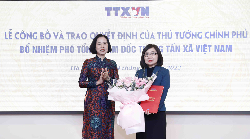 Bà Vũ Việt Trang, Bí thư Đảng ủy, Tổng Giám đốc Thông tấn xã Việt Nam trao Quyết định bổ nhiệm Phó Tổng Giám đốc Thông tấn xã Việt Nam cho bà Đoàn Thị Tuyết Nhung. (Ảnh: An Đăng/TTXVN)
