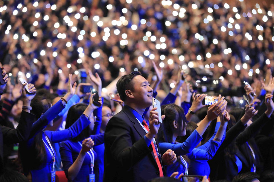 Các đại biêu thể hiện tinh thần, nhiệt huyết của tuổi trẻ tại đại hội. (Ảnh: Minh Đức/TTXVN)