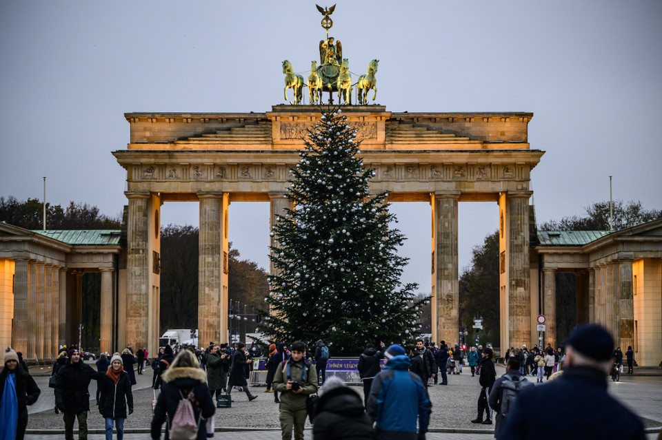 Cây thông Noel khổng lồ tại Cổng Brandenburg ở thủ đô Berlin, Đức, ngày 6/12/2022. (Ảnh: AFP/TTXVN)