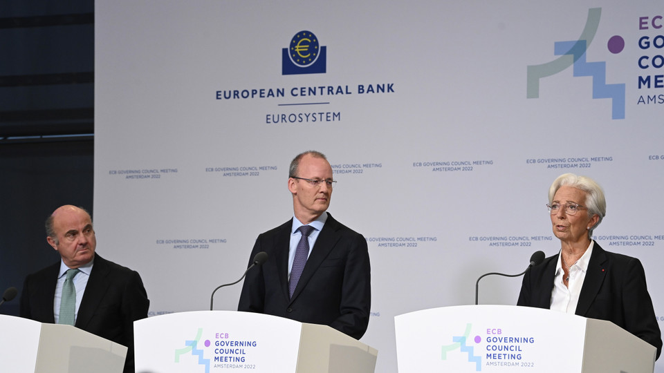 Ngày 15/12/2022, Ngân hàng Trung ương châu Âu (ECB) đã tăng lãi suất lần thứ 4 liên tiếp, 0,5 điểm phần trăm lên 2,5%, hoàn toàn trái ngược với một thập kỷ áp dụng chính sách siêu nới lỏng tiền tệ. ECB tăng lãi suất là do lạm phát có dấu hiệu đạt đỉnh và nguy cơ suy thoái đang xuất hiện. Ảnh: Chủ tịch ECB Christine Lagarde (phải) trong cuộc họp về chính sách tiền tệ khu vực Eurozone, ngày 9/6/2022. (Ảnh: AFP/TTXVN)