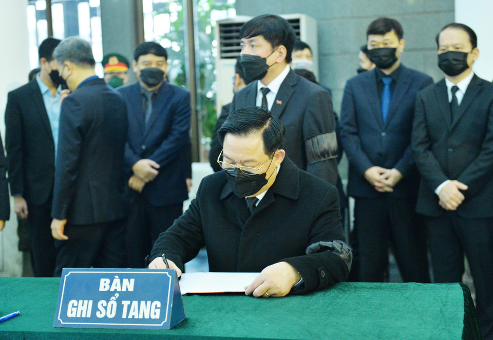 Chủ tịch Quốc hội Vương Đình Huệ ghi sổ tang. (Ảnh: Minh Đức/TTXVN)