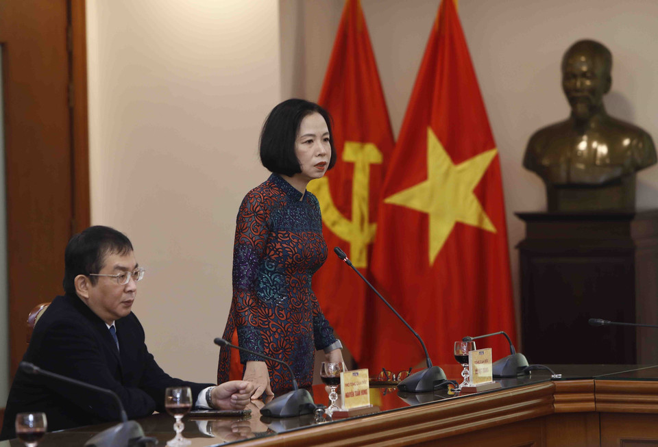 Tổng Giám đốc Thông tấn xã Việt Nam Vũ Việt Trang phát biểu chúc mừng và giao nhiệm vụ cho Phó Tổng Giám đốc Thông tấn xã Việt Nam Đoàn Thị Tuyết Nhung. (Ảnh: An Đăng/TTXVN)