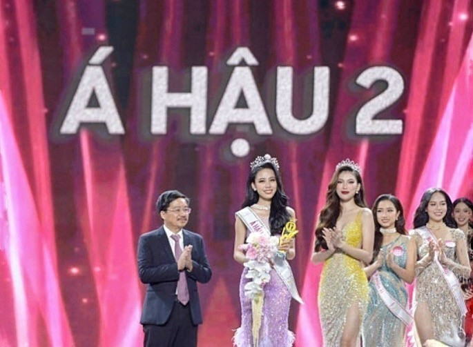 Ban tổ chức trao danh hiệu Á hậu 2 cho người đẹp Lê Nguyễn Ngọc Hằng. (Ảnh: Thu Hương/TTXVN)