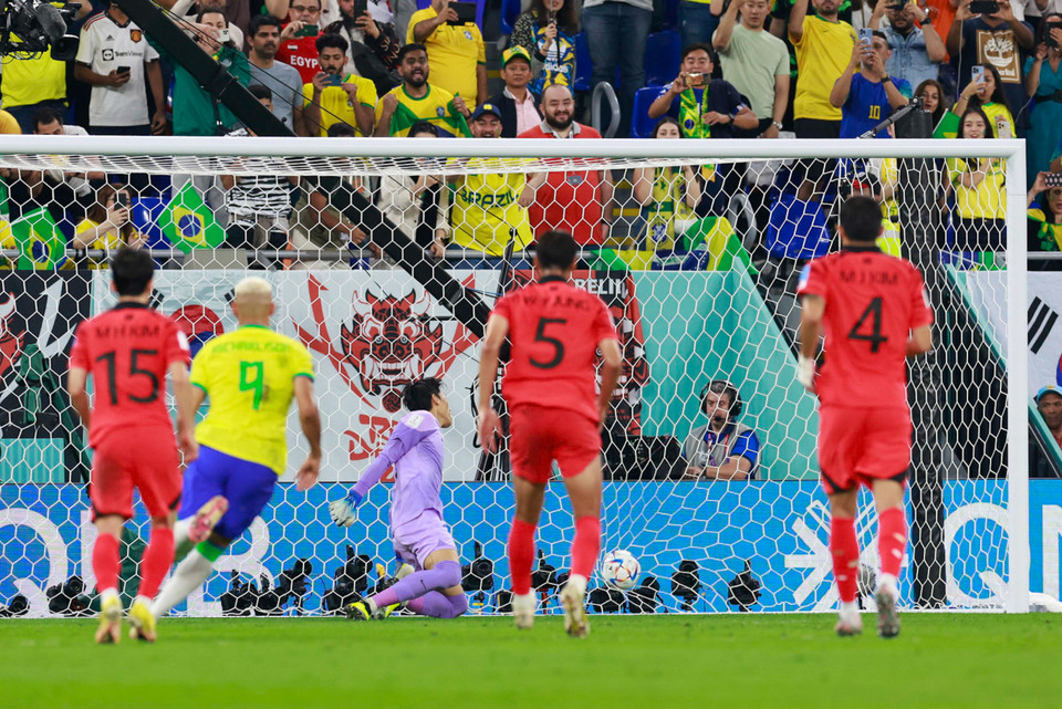 Phút 29, Richarlison phối hợp ăn ý với động đội trước khi băng xuống lạnh lùng dứt điểm tung lưới Kim Seung Gyu nâng tỷ số lên 3-0. (Ảnh: Hải An/Vietnam+)