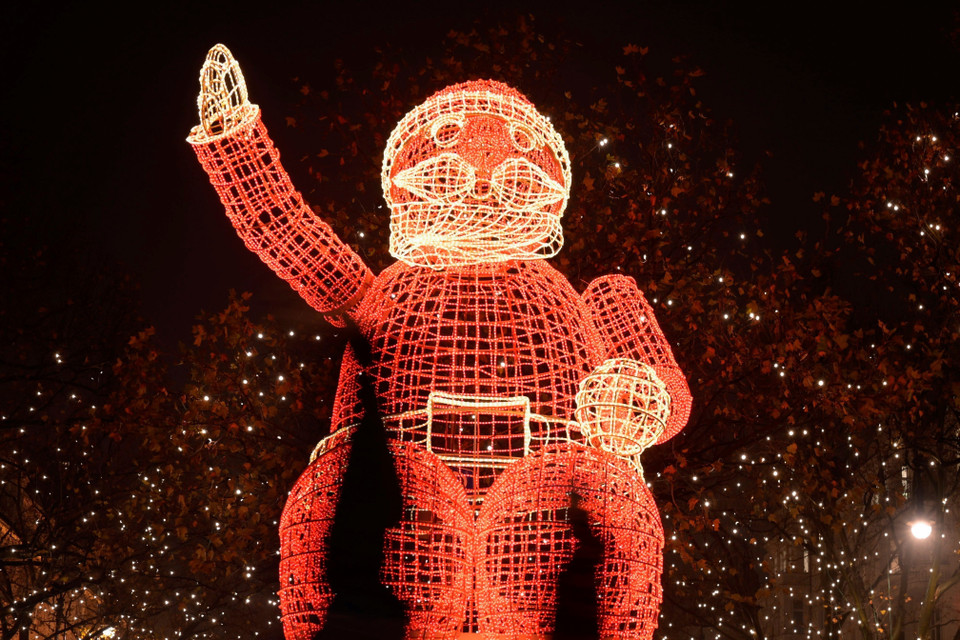 Bức tượng ông già Noel khổng lồ được thắp sáng rực rỡ tại Berlin, Đức, ngày 5/12/2022. (Ảnh: AFP/TTXVN)