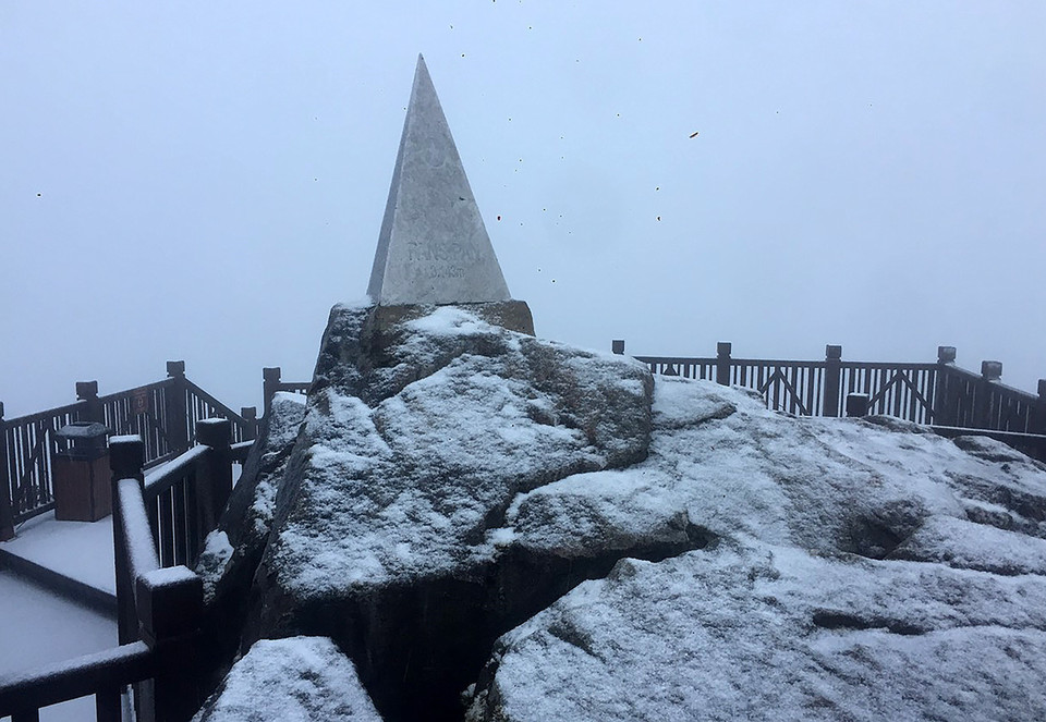 Sáng 28/12, do ảnh hưởng từ đợt không khí lạnh tăng cường, nhiệt độ đỉnh Fansipan, thị xã Sapa (Lào Cai) xuống dưới âm 1 độ C, xuất hiện mưa tuyết dày. Trận mưa tuyết bắt đầu từ khoảng 7h sáng. (Ảnh: Quốc Khánh/TTXVN)