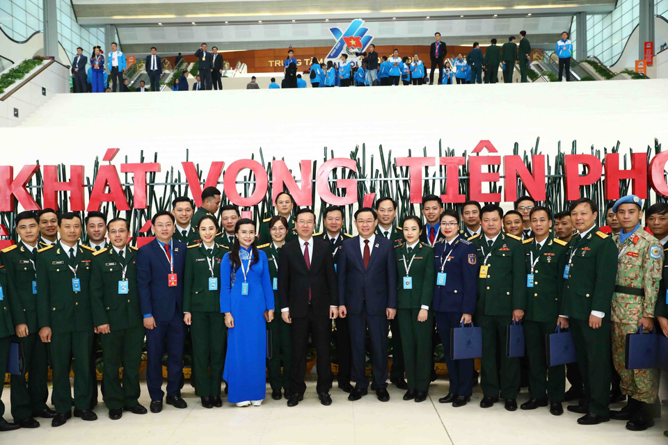 Chủ tịch Quốc hội Vương Đình Huệ, Thường trực Ban Bí thư Võ Văn Thưởng với các đại biểu khối Quân đội tại lễ khai mạc. (Ảnh: Minh Đức/TTXVN)