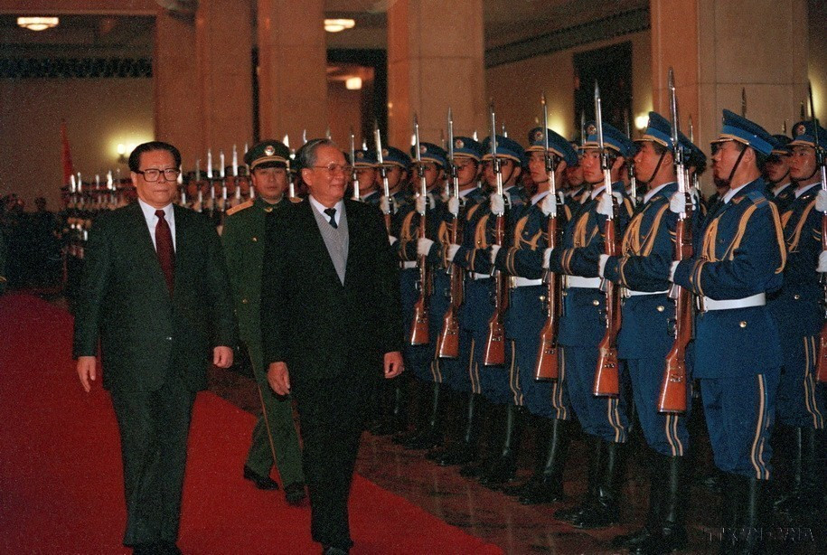 Chủ tịch nước Lê Đức Anh và Chủ tịch nước Trung Quốc Giang Trạch Dân duyệt đội danh dự nhân chuyến thăm hữu nghị chính thức nước Cộng hòa Nhân dân Trung Hoa từ 9-15/11/1993. (Ảnh: Cao Phong/TTXVN)