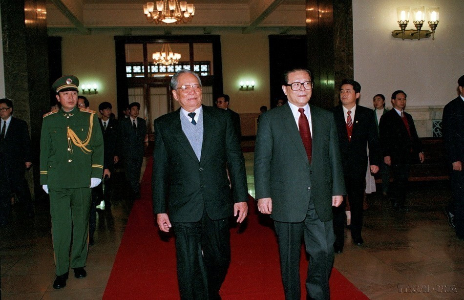 Chủ tịch Giang Trạch Dân đón Chủ tịch Lê Đức Anh thăm hữu nghị chính thức Trung Quốc từ 9-15/11/1993. (Ảnh: Cao Phong/TTXVN)
