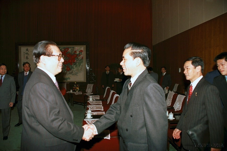 Tổng Bí thư, Chủ tịch nước Trung Quốc Giang Trạch Dân tiếp Chủ tịch Quốc hội Nông Đức Mạnh thăm Trung Quốc, ngày 23/2/1994. (Ảnh: Xuân Tuân/TTXVN)