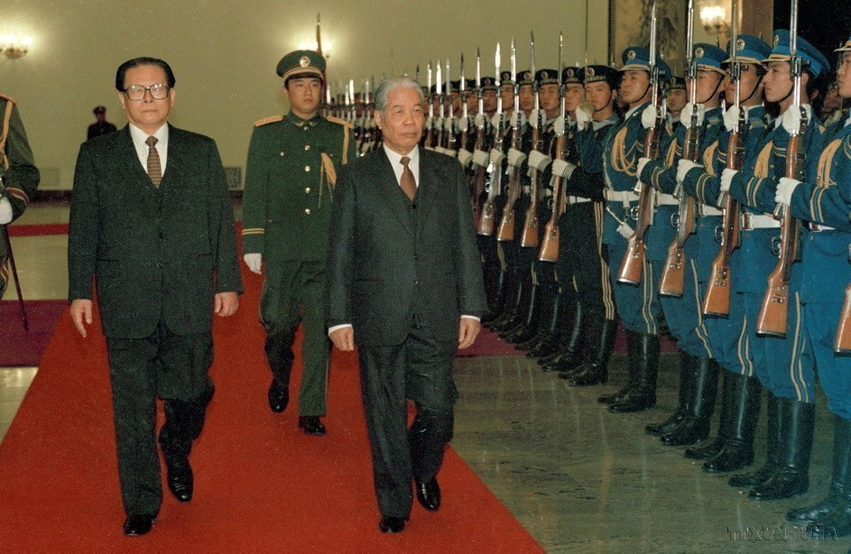 Tổng Bí thư, Chủ tịch nước Trung Quốc Giang Trạch Dân và Tổng Bí thư Đỗ Mười duyệt đội danh dự quân đội Trung Quốc, 27/11/1995. (Ảnh: Xuân Lâm/TTXVN)