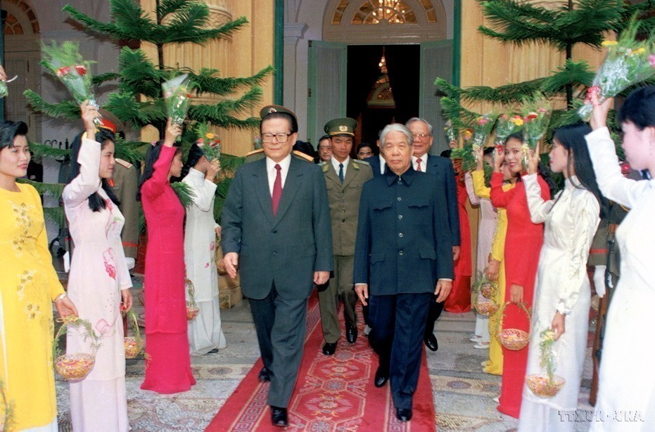 Tổng Bí thư Đỗ Mười, Chủ tịch nước Lê Đức Anh đón Tổng Bí thư, Chủ tịch Trung Quốc Giang Trạch Dân thăm hữu nghị chính thức Việt Nam, 20/11/1994. (Ảnh: Cao Phong/TTXVN)