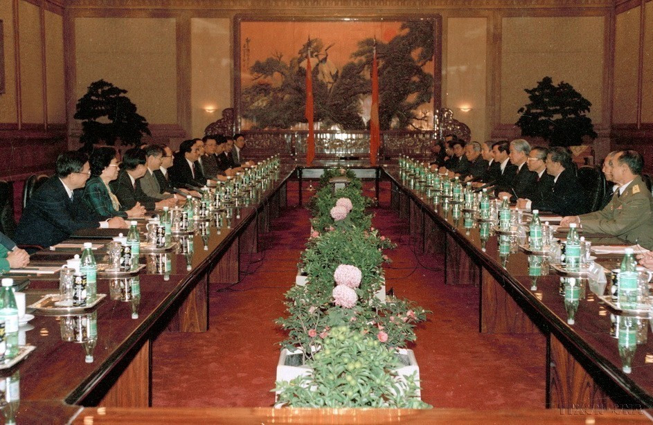 Tổng Bí thư, Chủ tịch nước Trung Quốc Giang Trạch Dân hội đàm với Tổng Bí thư Đỗ Mười sáng 27/11/1995, tại Đại Lễ đường (Bắc Kinh). (Ảnh: Xuân Lâm/TTXVN)
