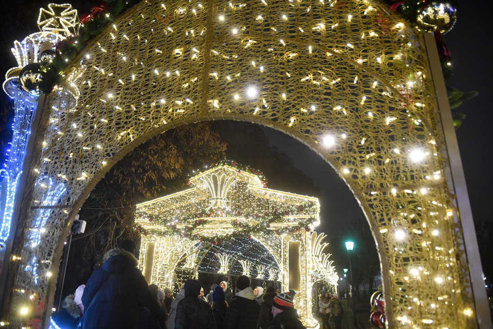 Đường phố được trang hoàng đón Giáng sinh tại Vacsava, Ba Lan, ngày 3/12/2022. (Ảnh: PAP/TTXVN)