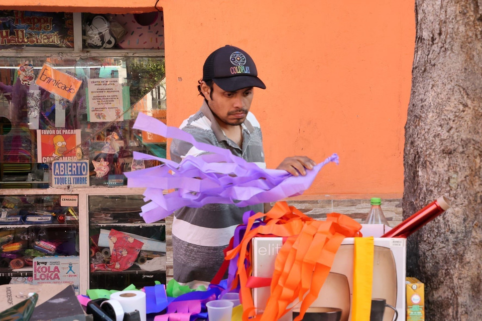 Chuẩn bị vật liệu trang trí. (Ảnh: Phi Hùng/TTXVN)