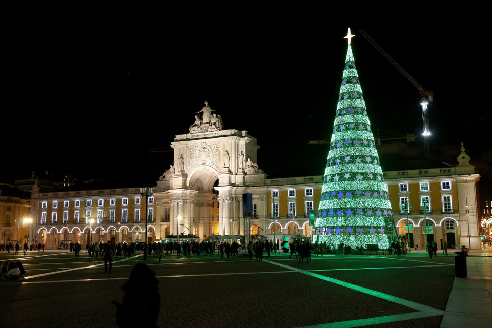 Cây thông Noel khổng lồ được thắp sáng rực rỡ tại Lisbon, Bồ Đào Nha, ngày 9/12/2022. (Ảnh: THX/TTXVN)