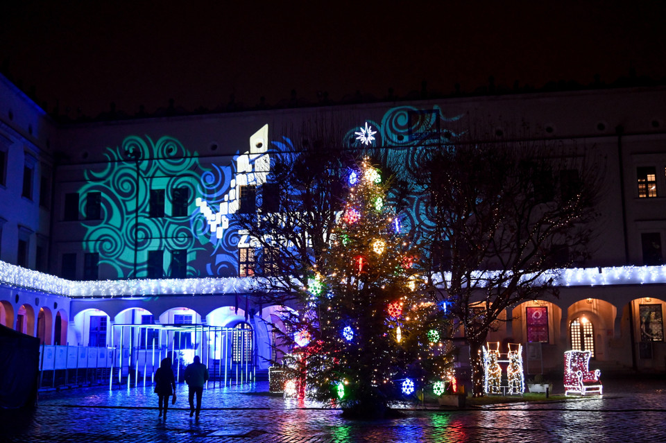 Cây thông Noel được trang hoàng rực rỡ tại Szczecin, Ba Lan, ngày 5/12/2022. (Ảnh: PAP/TTXVN)