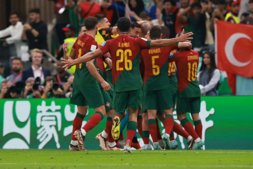 Ở trận đấu này, "thuyền trưởng" Santos đã tạo nên bất ngờ khi xếp cầu thủ Goncalo Ramos đá chính thay vị trí Cristiano Ronaldo. (Ảnh: Hải An/Vietnam+)