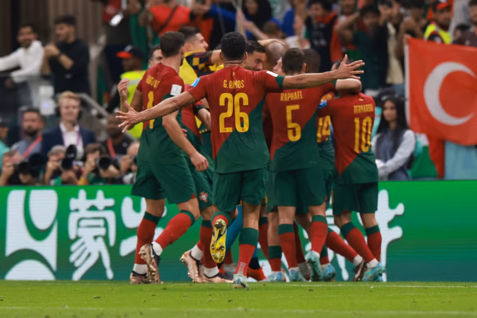 Ở trận đấu này, "thuyền trưởng" Santos đã tạo nên bất ngờ khi xếp cầu thủ Goncalo Ramos đá chính thay vị trí Cristiano Ronaldo. (Ảnh: Hải An/Vietnam+)