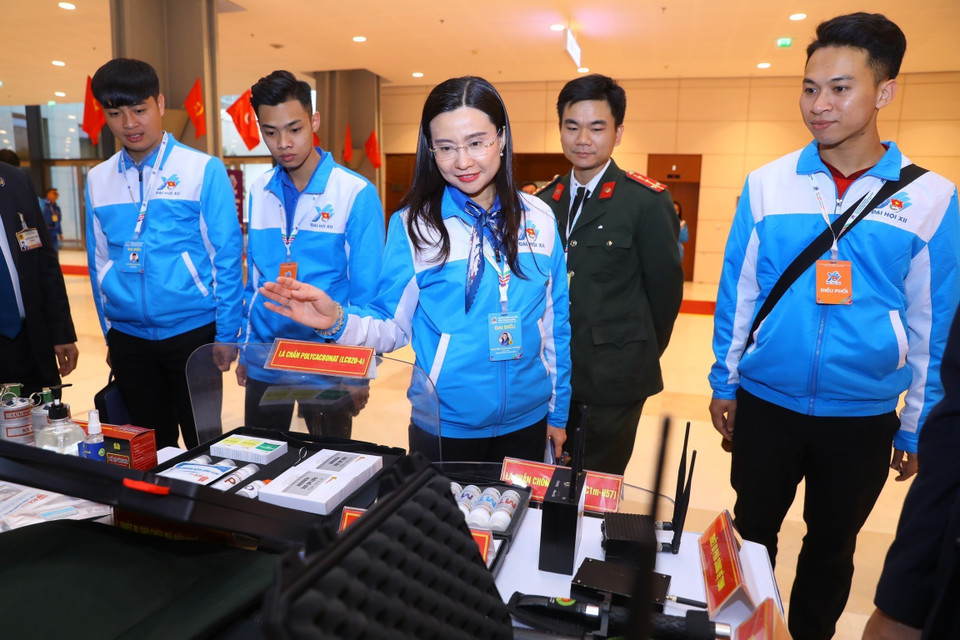 Các đại biểu trải nghiệm sản phẩm công nghệ của Thanh niên Công an. (Ảnh: Lâm Khánh/TTXVN)