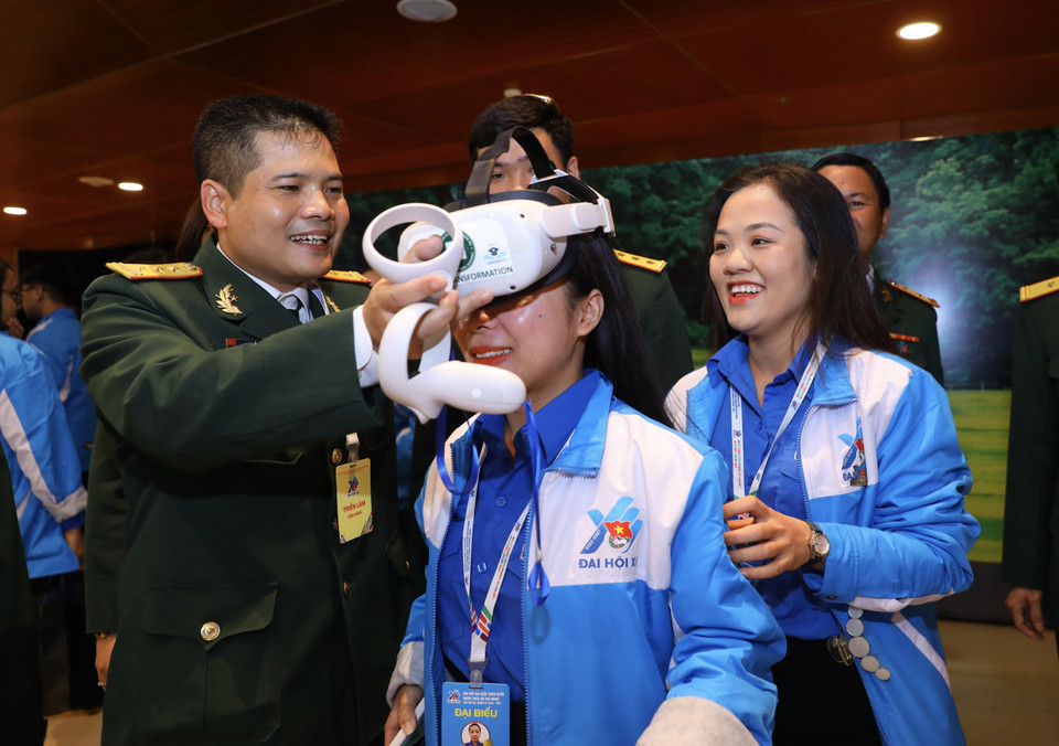 Các đại biểu trải nghiệm sản phẩm công nghệ thực tại ảo của Thanh niên Quân đội. Ảnh: Lâm Khánh - TTXVN