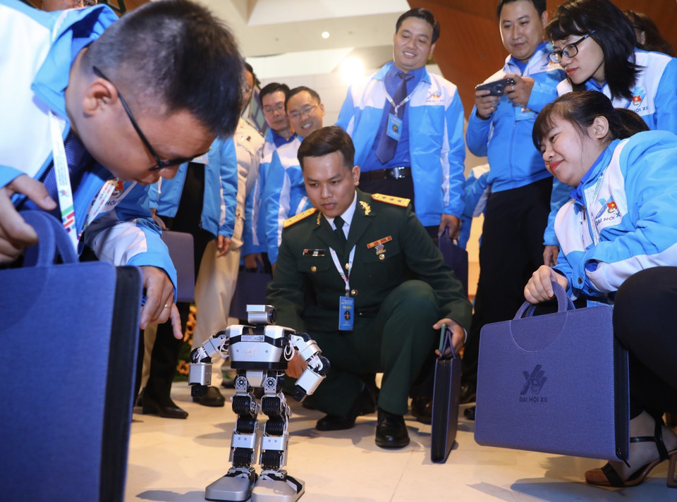 Các đại biểu trải nghiệm sản phẩm công nghệ của Cụm Thanh niên Đông Nam Bộ. (Ảnh: Lâm Khánh/TTXVN)