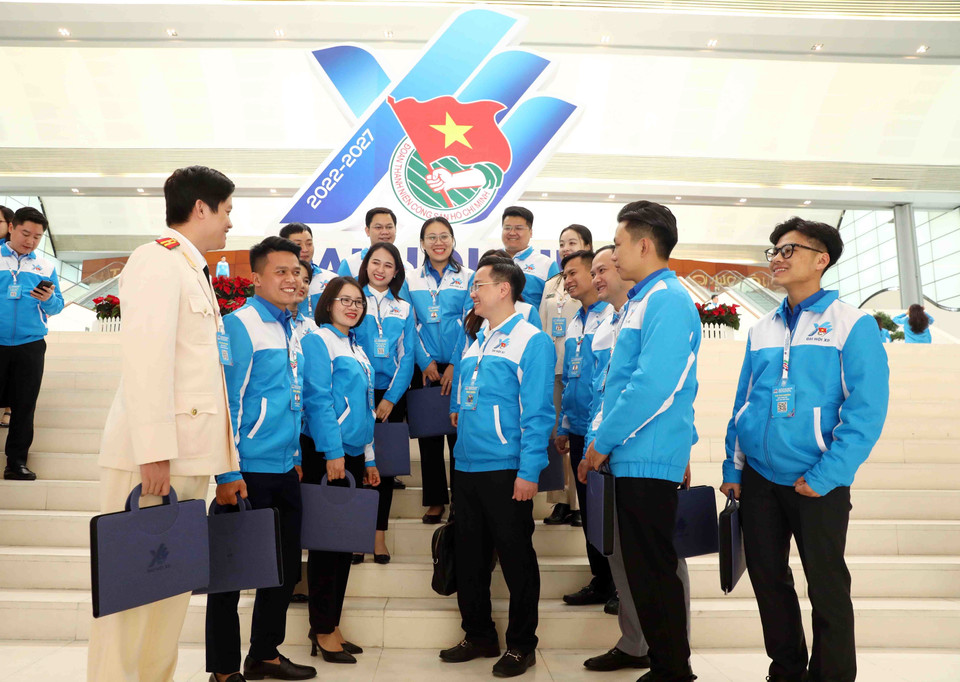 Các đại biểu thể hiện sự quyết tâm, khát vọng của tuổi trẻ. (Ảnh: Phạm Kiên/TTXVN)