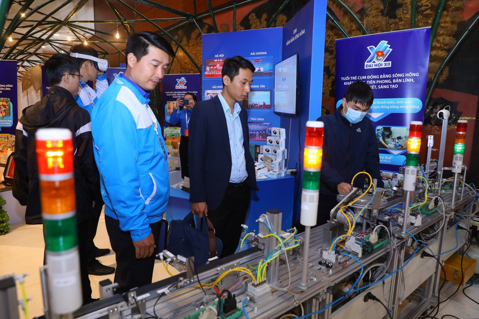 Các đại biểu trải nghiệm sản phẩm công nghệ của Cụm Thanh niên Đồng bằng sông Hồng. (Ảnh: Lâm Khánh/TTXVN)