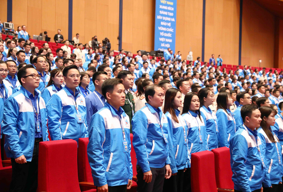 Các đại biểu thực hiện nghi thức chào cờ. (Ảnh: Phạm Kiên/TTXVN)