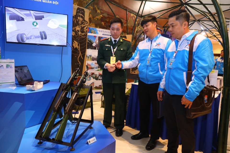 Các đại biểu trải nghiệm sản phẩm công nghệ của Thanh niên Bộ Quốc phòng. (Ảnh: Lâm Khánh/TTXVN)