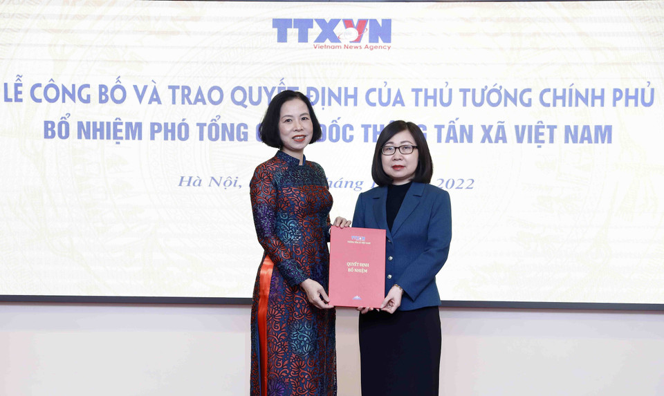 Sáng 14/12, tại Hà Nội, Ban Lãnh đạo Thông tấn xã Việt Nam tổ chức Lễ công bố và trao Quyết định số 1532/QĐ-TTg của Thủ tướng Chính phủ về về việc bổ nhiệm bà Đoàn Thị Tuyết Nhung, Trưởng ban Biên tập tin thế giới, giữ chức Phó Tổng Giám đốc Thông tấn xã Việt Nam. (Ảnh: An Đăng/TTXVN)