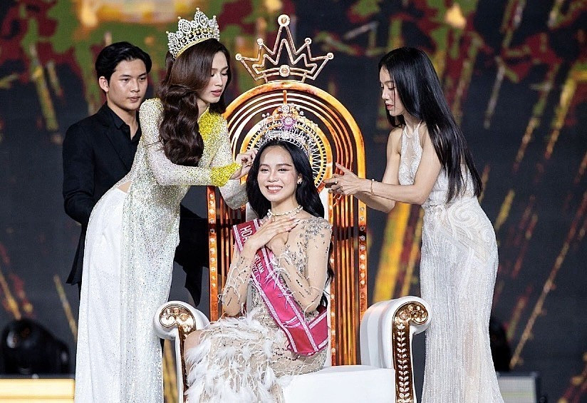 Khoảnh khắc Hoa hậu Việt Nam 2020 Đỗ Thị Hà trao vương miện cho người kế nhiệm Huỳnh Thị Thanh Thủy. (Ảnh: Thu Hương/TTXVN)