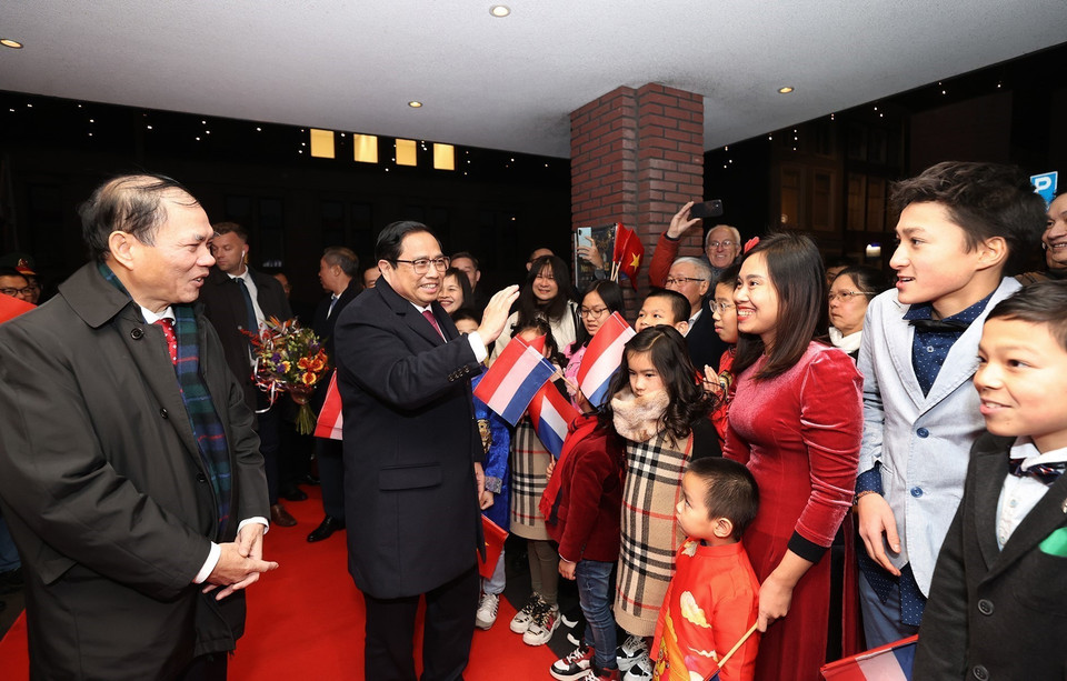 Cán bộ, nhân viên Đại sứ quán và cộng đồng người Việt Nam tại Hà Lan đón Thủ tướng Phạm Minh Chính. (Ảnh: Dương Giang/TTXVN)