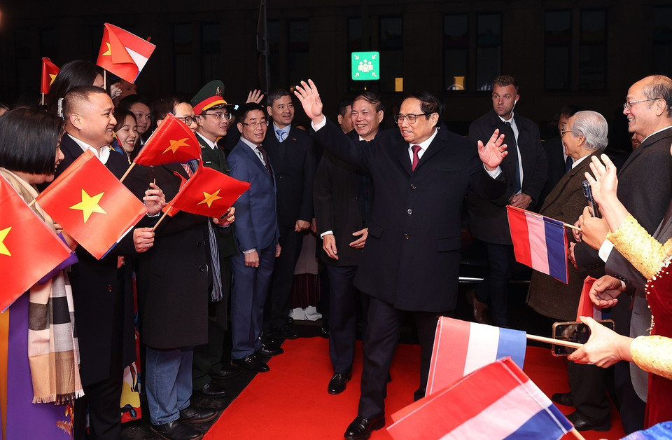 Cán bộ, nhân viên Đại sứ quán và cộng đồng người Việt Nam tại Hà Lan đón Thủ tướng Phạm Minh Chính. (Ảnh: Dương Giang/TTXVN)