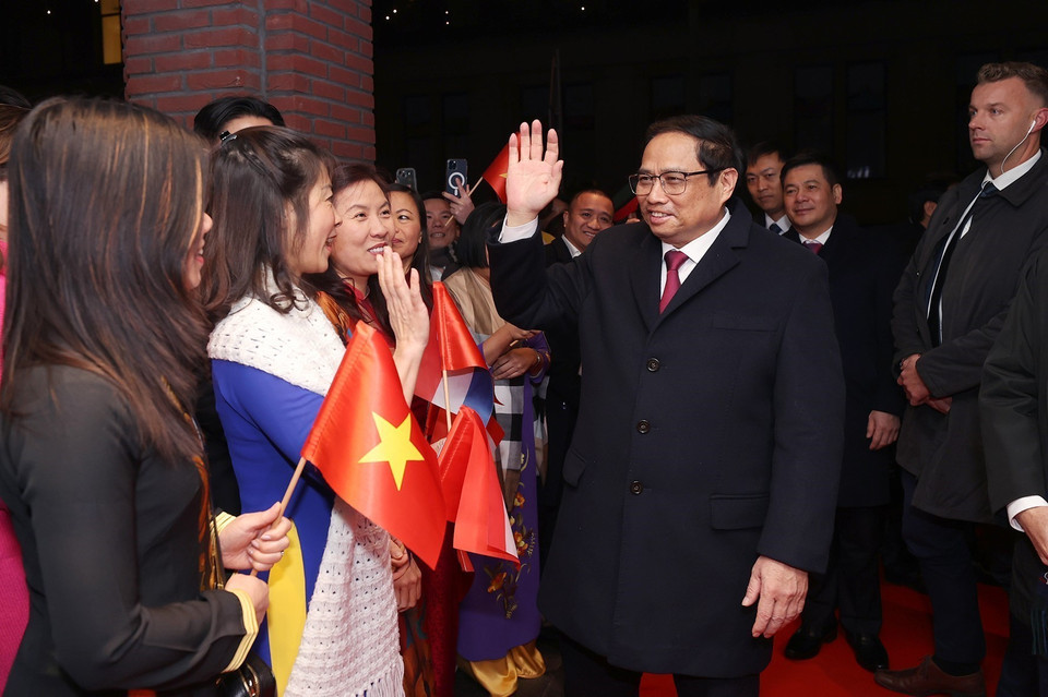 Cán bộ, nhân viên Đại sứ quán và cộng đồng người Việt Nam tại Hà Lan đón Thủ tướng Phạm Minh Chính. (Ảnh: Dương Giang/TTXVN)