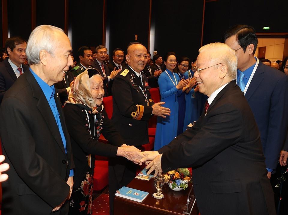 Tổng Bí thư Nguyễn Phú Trọng với các vị nguyên lãnh đạo Đảng, Nhà nước, Mẹ Việt Nam Anh hùng tại lễ khai mạc. (Ảnh: Trí Dũng/TTXVN)