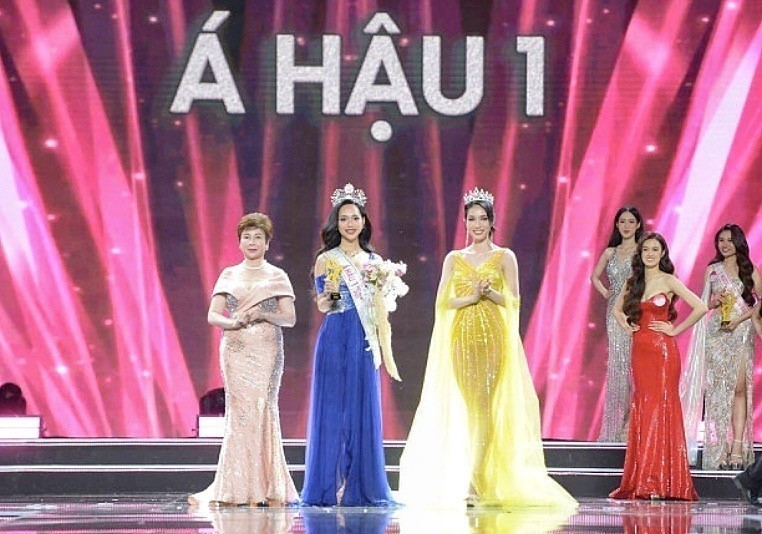 Ban tổ chức trao danh hiệu Á hậu 1 cho người đẹp Trịnh Thuỳ Linh. (Ảnh: Thu Hương/TTXVN)