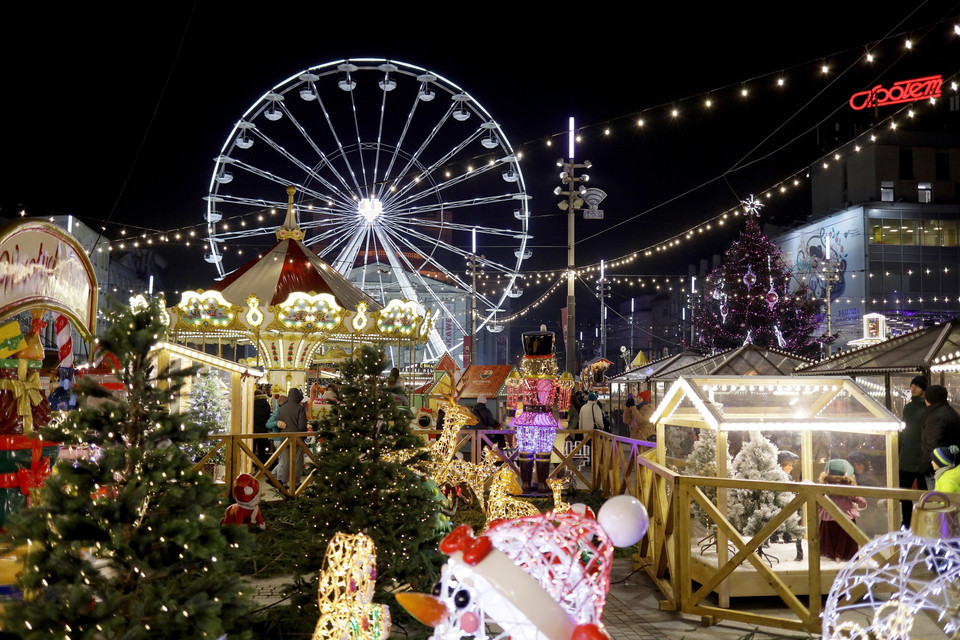Chợ Giáng sinh được trang hoàng rực rỡ tại Katowice, Ba Lan. (Ảnh: PAP/TTXVN)